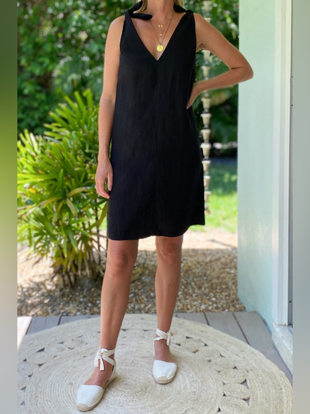 Ces Femme Little Black V-Neck Sleeveless Shift Dress